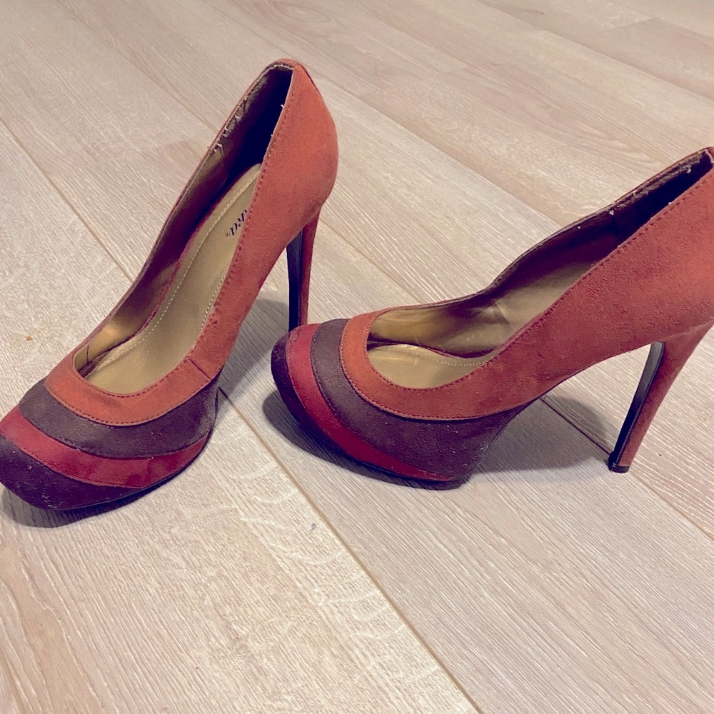 LOVE this shoes! Only wore them twice, Bought it before pandemic, lots of comple